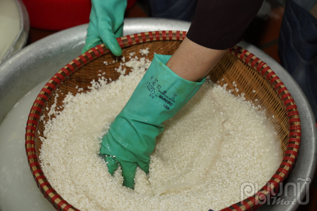 Gạo sau khi ngâm đủ đem đãi qua nước sạch nhiều lần