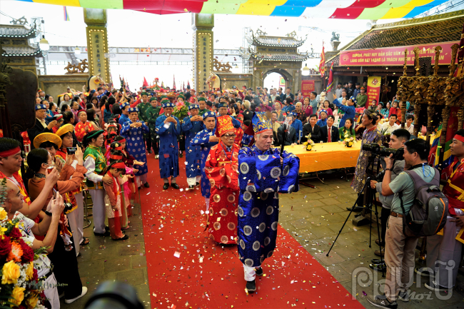 Lễ hội truyền thống làng cổ Bát Tràng năm nay ai nấy cũng đều bày tỏ sự ấn tượng với lễ rước truyền thống.