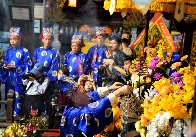 Nghi thức dâng hương tế lễ là nghi lễ quan trọng nhất của ngày khai hội làng Bát Tràng