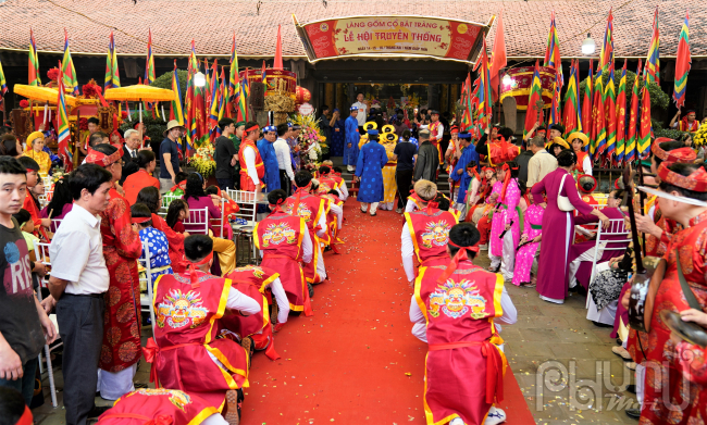 Ngày 23/3 (14/2/2024 âm lịch), đông đảo du khách bốn phương và người dân làng cổ Bát Tràng tề tựu về đình làng Bát Tràng để khai hội truyền thống.