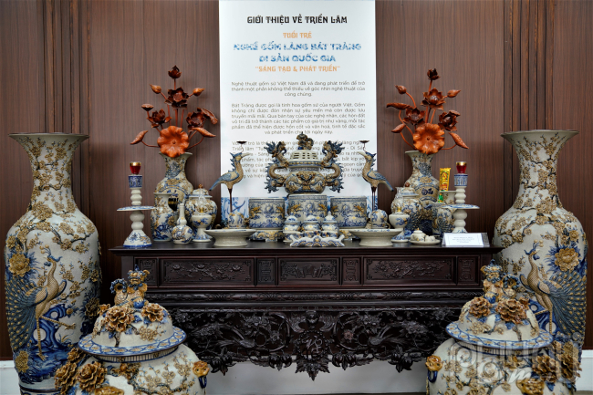 Làng gốm sứ Bát Tràng nằm ở ven sông Hồng, thuộc xã Bát Tràng, huyện Gia Lâm ngoại thành Hà Nội là làng gốm lâu đời và nổi tiếng nhất ở Việt Nam. Gốm Bát Tràng đã trở thành thương hiệu, là địa chỉ hàng hóa đã được khẳng định chất lượng trên thị trường trong nước và quốc tế với các loại hình sản phẩm phổ biến như gốm tâm linh thờ cúng, gốm mĩ thuật trang trí, gốm gia dụng và gốm xây dựng….