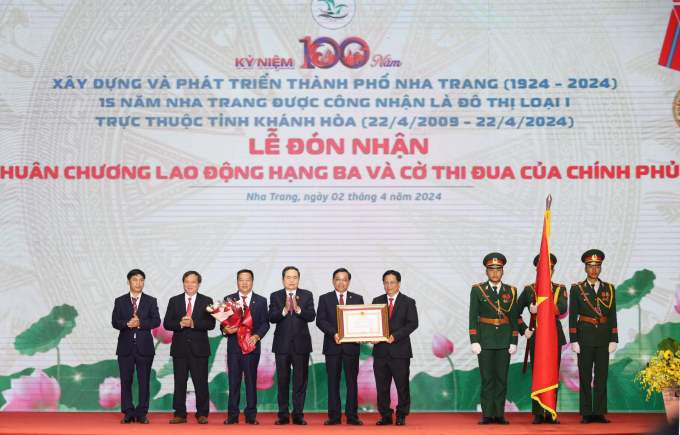 Phó Chủ tịch Thường trực Quốc hội Trần Thanh Mẫn trao Huân chương Lao động Hạng Ba của Chủ tịch nước cho thành phố Nha Trang