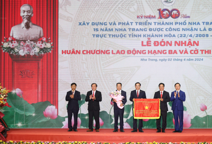 Phó Thủ tướng Trần Hồng Hà trao tặng Cờ thi đua Chính phủ cho TP. Nha Trang