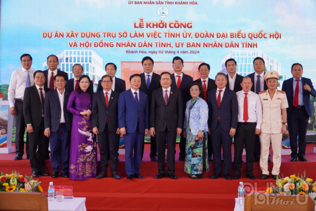 Lãnh đạo Trung ương và lãnh đạo tỉnh Khánh Hòa chụp hình lưu niệm tại lễ khởi công