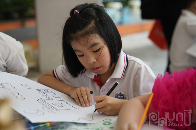 Các em học sinh trường Tiểu học An Dương đã cùng nhau tham gia vẽ tranh dự thi