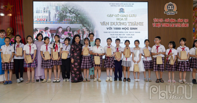 Các đại biểu tặng quà các em học sinh trường tiểu học An Dương