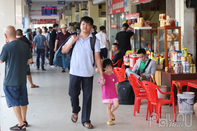 Người dân đổ xô ra các bến xe tại Hà Nội về quê nghỉ lễ dưới thời tiết nắng nóng 38 độ