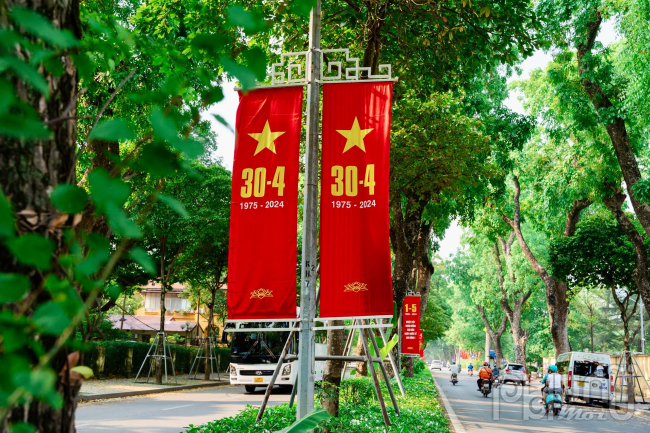 Quốc kỳ và hàng loạt những băng rôn, khẩu hiệu, biểu ngữ trên các tuyến phố đã tô sắc thêm đường phố của Thủ đô.