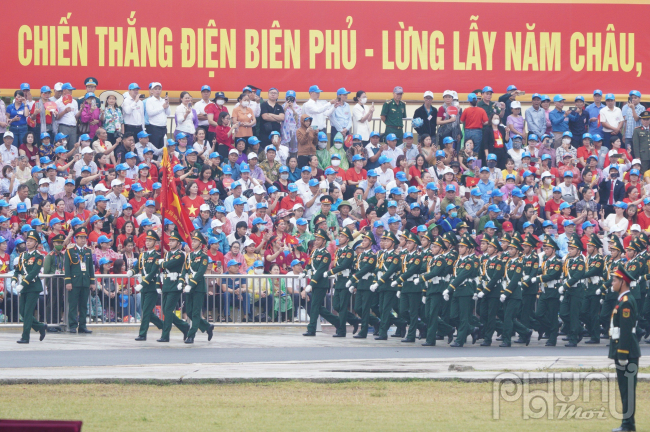 Sáng 7/5, Lễ kỷ niệm 70 năm Chiến thắng Điện Biên Phủ đã diễn ra tại thành phố Điện Biên Phủ (tỉnh Điện Biên). Đúng 8h45, các khối lực lượng bắt đầu Lễ diễu binh, diễu hành kỷ niệm 70 năm Chiến thắng Điện Biên Phủ 