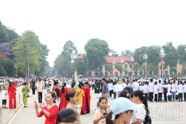 Hàng vạn người đã về Khu quảng trường trong ngày 19/5.
