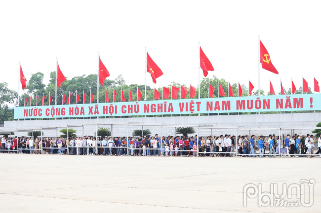 Dòng người xếp hàng dài vào Lăng để tưởng nhớ công ơn của Chủ tịch Hồ Chí Minh - vị lãnh tụ vĩ đại của dân tộc. Người đã cống hiến cả cuộc đời của mình cho nền độc lập tự do của nước nhà.