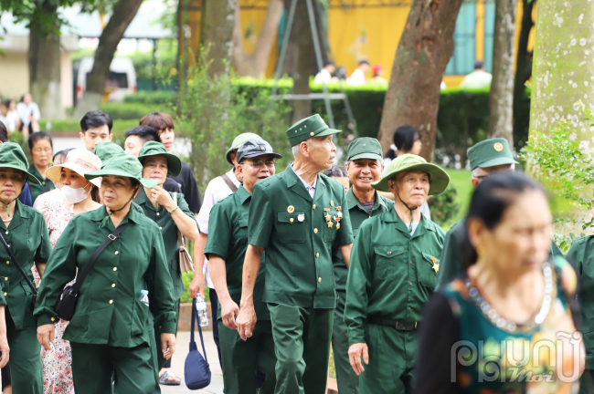Sau khi viếng Lăng Chủ tịch Hồ Chí Minh người dân tiếp tục thăm Khu di tích Chủ tịch Hồ Chí Minh.