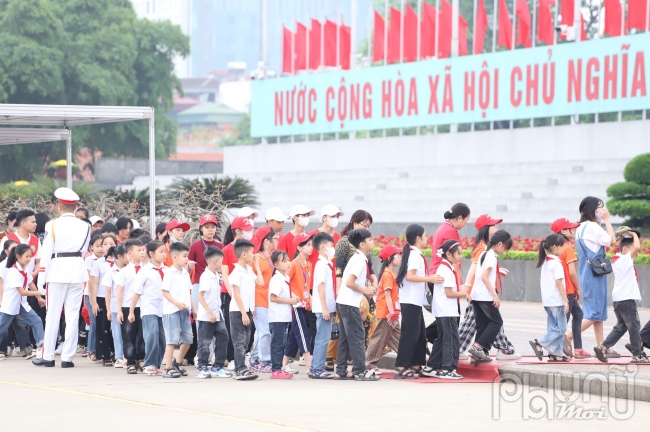 Học sinh các tỉnh thành đến Thủ đô Hà Nội xếp hàng chờ vào viếng Lăng Bác.