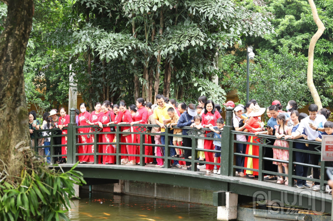 Người dân xếp hàng dài vào viếng Lăng nhân kỷ niệm 134 năm ngày sinh của Bác Hồ