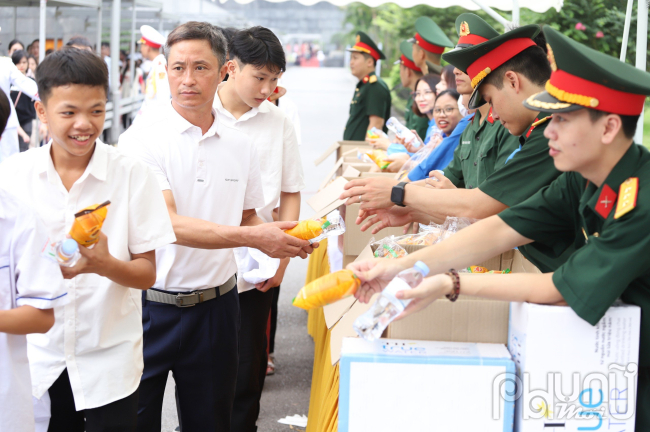 Ban Quản lý Lăng Chủ tịch Hồ Chí Minh và các đơn vị tình nguyện cũng chuẩn bị nước và bánh mì cho người dân.