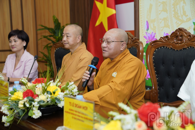 Hòa thượng Thích Gia Quang giải đáp câu hỏi của báo chí