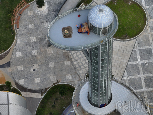 Tháp thiên văn 18 tầng - nơi cao nhất của Cung thiếu nhi, một hạng mục đặc biệt của công trình được xây dựng tại khu nhà B đang được các công nhân tiếp tục hoàn thiện.