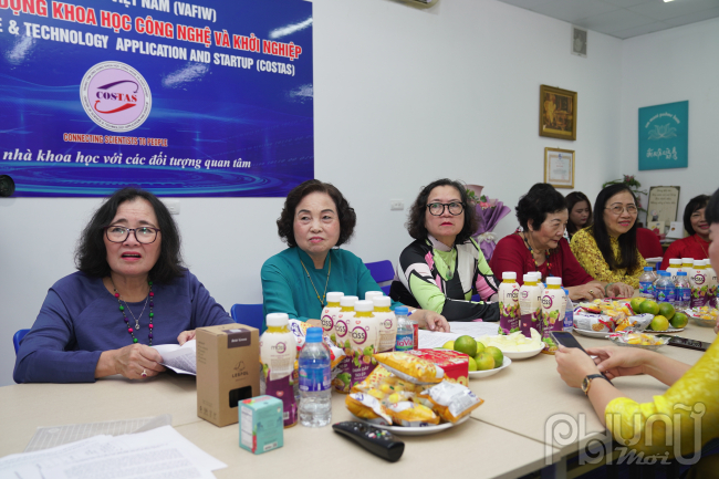 Lãnh đạo Hội Nữ trí thức Việt Nam tham dự Lễ vinh danh và trao giải cho các nữ sáng chế