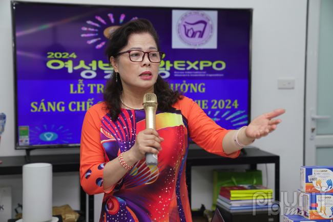 Bà Lê Thị Khánh Vân – Giám đốc Trung tâm Ứng dụng Khoa học Công nghệ và Khởi nghiệp (COSTAS), Trưởng đoàn Việt Nam tham dự Triển lãm Quốc tế về Sáng chế của Phụ nữ KIWIE 2024 phát biểu tổng kết chuyến đi