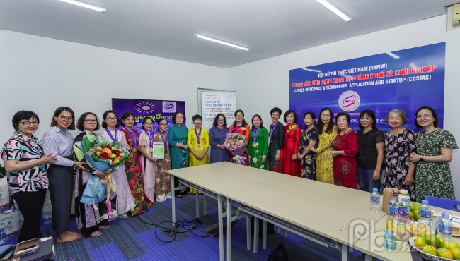 Các đại biểu tham dự Lễ trao giải cùng các nhà khoa học nữ Việt Nam giành được giải thưởng chụp ảnh lưu niệm
