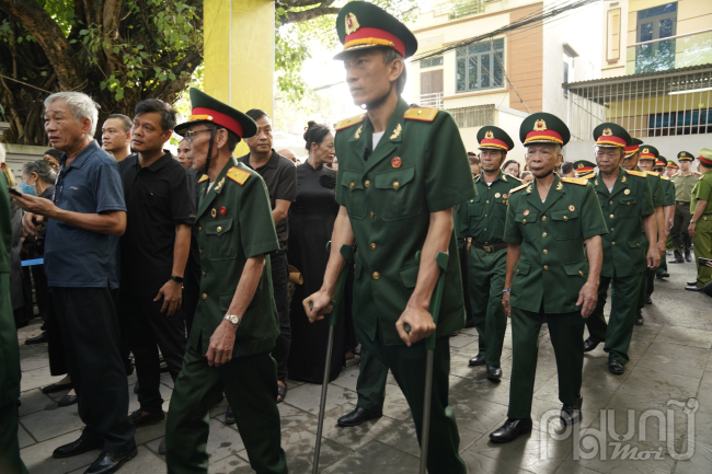 Nhiều cựu chiến binh, thương binh chống nạng nghẹn ngào đến viếng Tổng Bí thư Nguyễn Phú Trọng. 