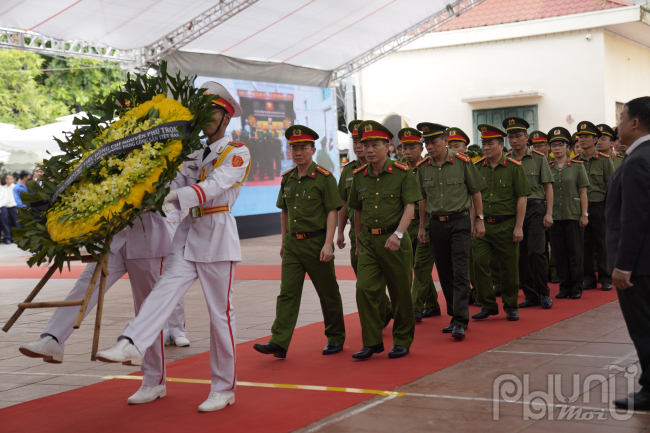 Đoàn Công an nhân dân huyện Đông Anh vào viếng Tổng Bí Thư Nguyễn Phú Trọng