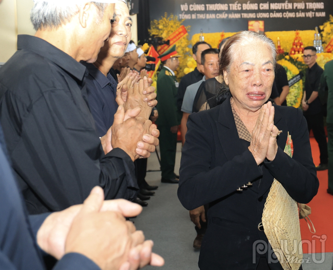 Trong dòng người tới viếng ở Nhà văn hóa thôn Lại Đà, có rất nhiều người trào nước mắt, có người bật khóc nghẹn ngào.