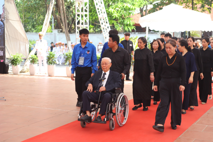 Thầy giáo Nguyễn Trọng Vĩnh xếp hàng trang nghiêm dẫn đầu đoàn vào viếng cậu học trò ưu tú