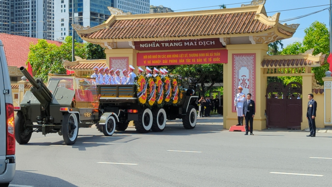 Đúng 14h48, đoàn xe chở linh cữu Tổng Bí thư Nguyễn Phú Trọng đã về đến Nghĩa trang Mai Dịch (Hà Nội). 