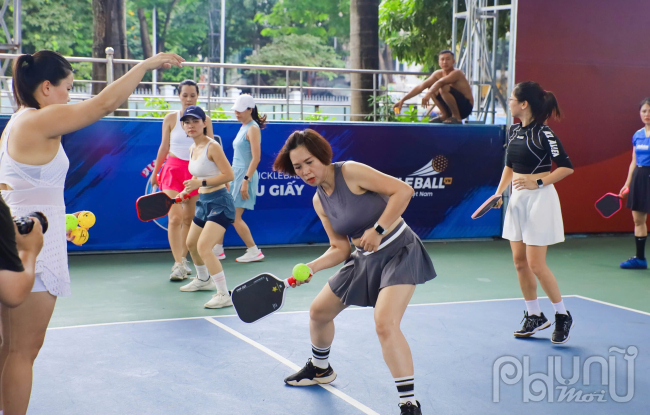 Pickleball trở thành môn thể thao phổ biến nhất hiện nay phần lớn do do môn này rất dễ chơi, quy tắc đơn giản dễ hiểu và không tốn quá nhiều sức. Theo đó, lứa tuổi từ 6 tuổi trở lên là có thể tham gia vào bộ môn này, đặc biệt pickleball rất hút phái nữ, vì dễ điều khiển bóng, không tốn sức và là một môn có gu thời trang rất hiện đại, phù hợp với giới trẻ.