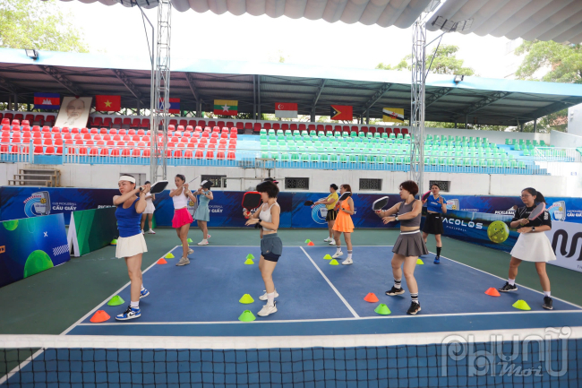 Với sân chơi nhỏ gọn và luật chơi đơn giản, pickleball nhanh chóng trở thành môn thể thao được yêu thích trong thời gian trở lại đây. Nhiều người đã lựa chọn đây là môn thể thao rèn luyện sức khoẻ trong hè này.