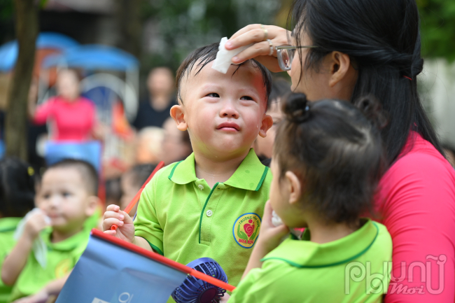 Thời tiết nóng nực khiến nhiều em học sinh mệt mỏi