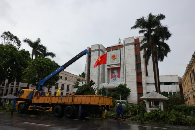 Cơn mưa lớn kéo dài hơn 1 giờ đồng hồ với cường độ cao đã dần ngớt vào tối qua, để lại nhiều hậu quả nặng nề cho thành phố.