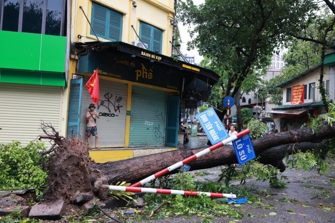 Các tuyến phố như Lò Đúc, Đinh Tiên Hoàng hoang tàn khi bão Yagi quét qua