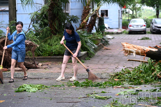 Lực lượng chức năng cùng người dân Hà Nội khắc phục hậu quả bão số 3