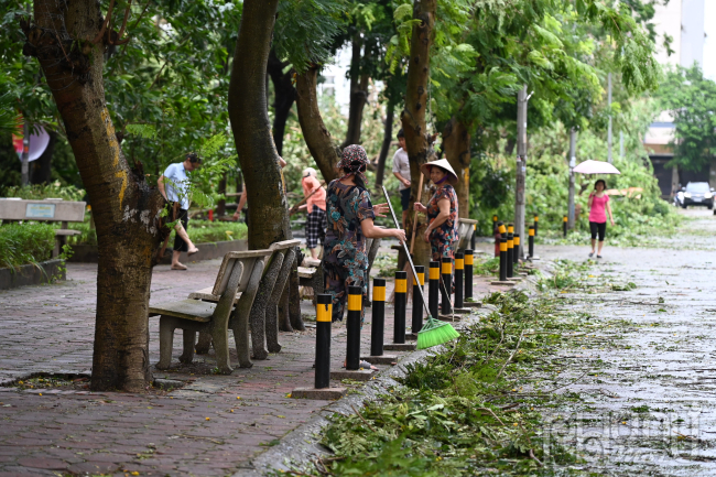 Những lúc như này, mỗi người một chân một tay, không ai bảo ai và cũng không cần chờ kêu gọi hay vận động, đều tự giác và chủ động góp sức để cuộc sống sớm trở lại bình thường.