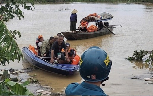 Lực lượng chức năng dùng thuyền, ca nô... đã đưa người dân vào bờ, còn khoảng 20 người nữa đang chờ cứu hộ tại khu vực bãi giữa sông Hồng: Ảnh SKĐS