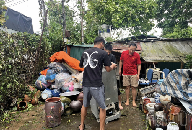 Người dân khu vực bờ kè phường Tứ Liên đang sơ tán tài sản trước khi nước dâng : Ảnh SKĐS