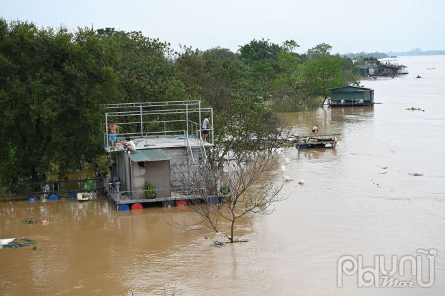 Các hộ dân ở khu vực bãi giữ đang tháo đồ chạy lũ