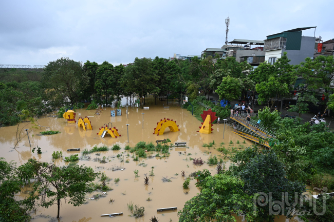 Trước tình hình nước sông Hồng dâng cao, gây nguy cơ ngập lụt, Sở Nông nghiệp và Phát triển nông thôn Hà Nội đề nghị UBND các quận, huyện, thị xã sẵn sàng sơ tán người dân sống tại khu vực bãi giữa sông Hồng trên địa bàn các quận: Tây Hồ, Ba Đình, Long Biên... 