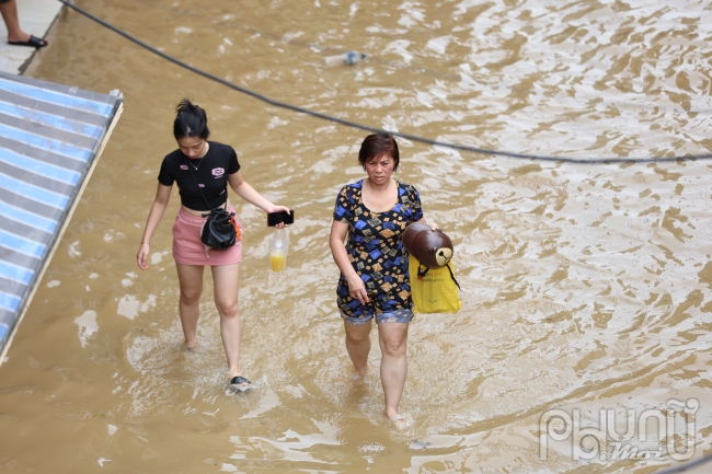 Nhiều người chọn biện pháp lội nước 