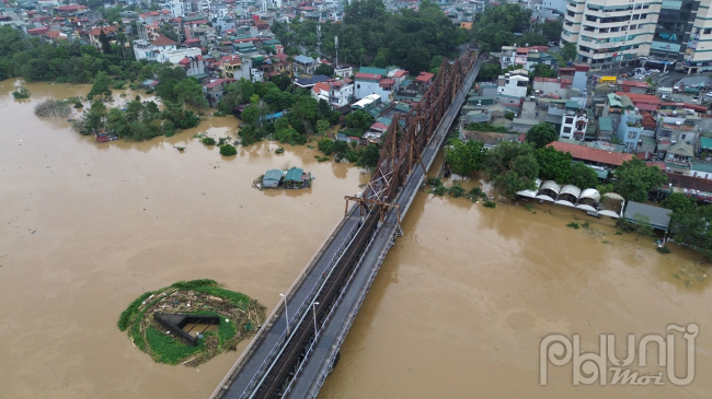 Để ứng phó với mưa lũ, Hà Nội đã sơ tán gần 28.000 người ở địa bàn nguy hiểm đến nơi an toàn. Để phòng, chống úng ngập cho khu vực đô thị và ngoại thành, Công ty Thoát nước Hà Nội đã vận hành hàng trăm trạm bơm tiêu.