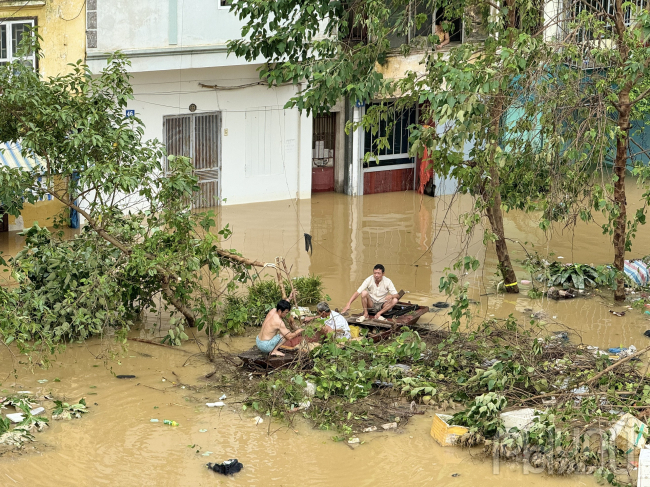 Khu vự bên ngoài giáp bờ sông vẫn ngập sâu