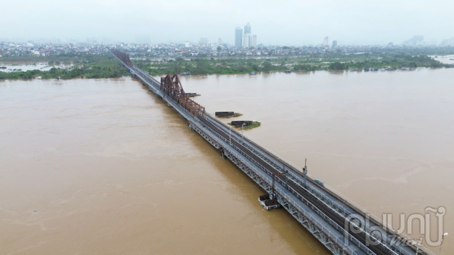 Sau 2 ngày nước sông Hồng dâng cao, gây ngập úng cho nhiều khu vực, từ đêm qua (11/9) mực nước lũ về sông Hồng tại Hà Nội đã ngưng tăng khi đạt 11,24m, dưới báo động 3 là 26cm.