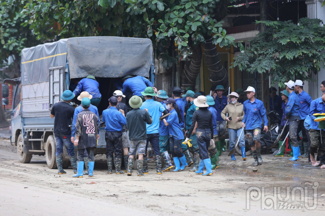 Thanh niên tình nguyện, dân phòng và các lực lượng tại chỗ của TP Yên Bái cũng đã tập trung toàn lực để khắc phục hậu quả sau mưa lũ. Tồn đọng lại cùng bùn lũ là lớp rác thải cực lớn, bị cuốn trôi theo dòng nước lũ và mắc kẹt lại trong thành phố, bốc mùi hôi thối.