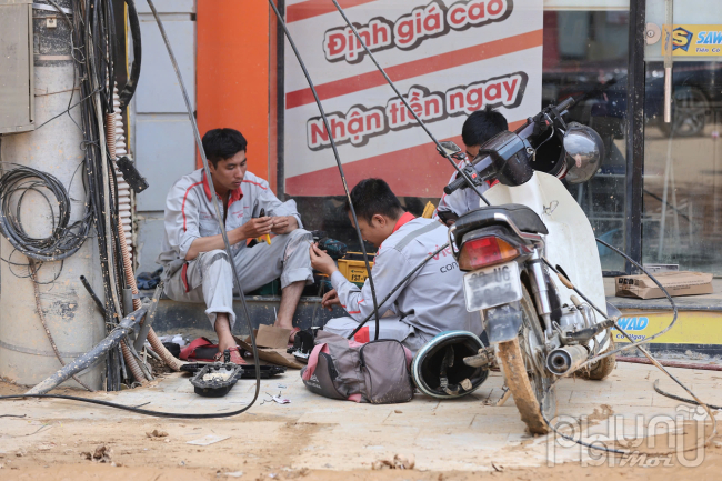 Nhân viên nhà mạng đang tiến hành sửa chữa đường dây cáp hư hỏng