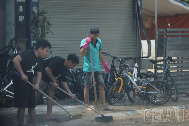 Người dân sống tại các khu phố bị ngập sâu ở TP Yên Bái đã quay trở lại nhà, khẩn trương dọn dẹp bùn và rác thải, khắc phục hậu quả mưa lũ, dần ổn định cuộc sống.