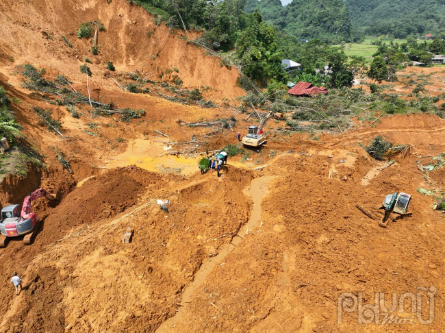 Do mưa kéo dài nhiều ngày, vị trí đất trên đồi cao vẫn có nguy cơ bị sạt lở khiến việc tìm kiếm gặp nhiều khó khăn.