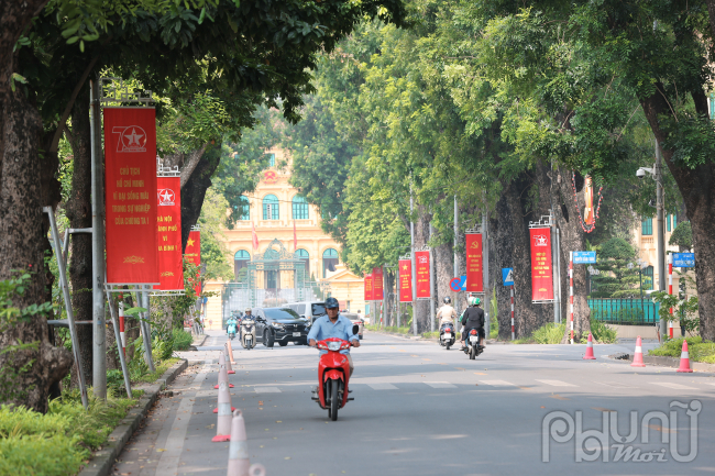 Đường Hoàng Văn Thụ rực rỡ sắc màu trước ngày kỷ niệm