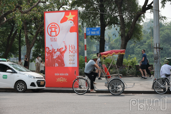 Những câu khẩu hiệu được in trên pano, áp phích, băng rôn… thể hiện Hà Nội hôm nay được vinh danh là Thủ đô của lương tri và phẩm giá con người, thành phố vì hòa bình, một đô thị văn minh, hiện đại, xứng tầm là Thủ đô của một đất nước năng động, đổi mới và phát triển.